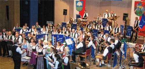 Die Willinger Musi mit der Chorgemeinschaft Willing/Berbling bei der Zugabe „Kein schöner Land“.Fotos  Hecht