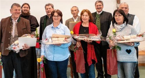 Die zahlreichen Mitgliedsjahre der Sänger sprechen für das gute Klima im Kirchenchor St. Martin. Heuer ehrten Chorleiter Wolfgang Kurfer und der ehemalige Unterwössner Pfarrer Klaus Wernberger (beide hinten rechts und links) Chorsprecher Bernhard Greimel und Pater Michael fünf treue Mitglieder. Das sind (hinten Mitte) Hans Weiß (25 Jahre Mitglied) und vorne (von links) Martin Nieß (60), Gitti Rieger (25), Lisi Gerger (40), Gerti Schwarz (50). Foto flug
