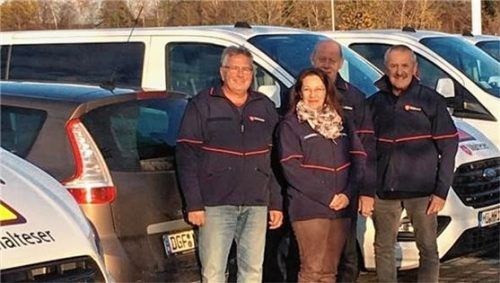 Diese Malteser-Mitarbeiter befördern seit Anfang November Kinder aus mehreren Landkreisen ins Sozialpädiatrische Zentrum nach Altötting (von links): Michael Gerlich, Annemarie Gera, Alexander Rampl und Franz Schulz. Foto  Malteser