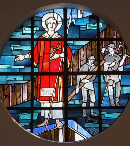 Dieses Fenster ziert die Kirche von Unterwössen. Es wurde von den Holzknechten im Jahre 1963 gestiftet.Foto  Berger