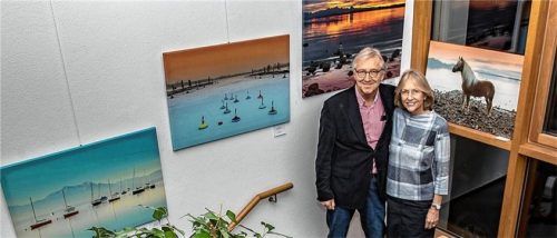 Dietmar und Birgitt Steinhaus zeigen auch im reichlich bebilderten Treppenaufgang des Ameranger Rathauses ihre Werke. Foto Kirchgraber