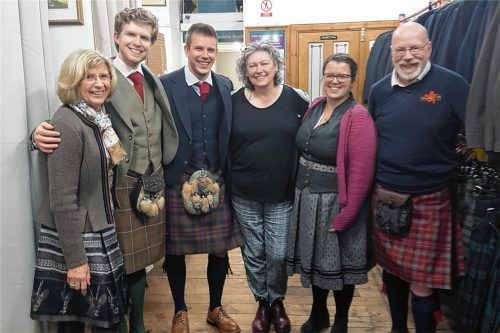 Dirndl trifft auf Kilt (von links): Luitgard Dirrigl, zwei Kunden, bei deren Kilt die Oberbayern mitgenäht haben, Kiltmakerin Kristy, Magdalena Baumann und Gast-Chef Gordon Nicolson. Foto re