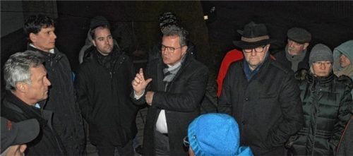 Diskussion mit den Anliegern am Straßenrand in Aign: Vogtareuths Bürgermeister Rudolf Leitmannstetter, Straßenbauamtschef Stefan Leitner und sein Mitarbeiter Florian Deininger, Landtagsabgeordneter Klaus Stöttner (CSU) und der Sprecher der Anliegergemeinschaft, Georg Plankl (von links). Foto Hampel