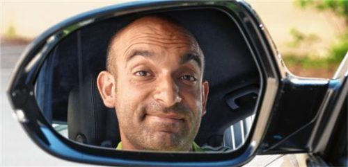 Django Asül gastiert mit seinem „Rückspiegel 2019“ – einem satirischen Jahresrückblick – im Ballhaus. Foto RE