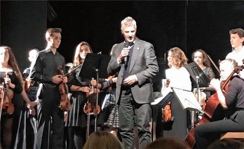 Dr. Guido Pfeiffer, Präsident des Rotary-Clubs Rosenheim, bedankte sich bei den Schülern für die musikalischen Darbietungen.Foto re