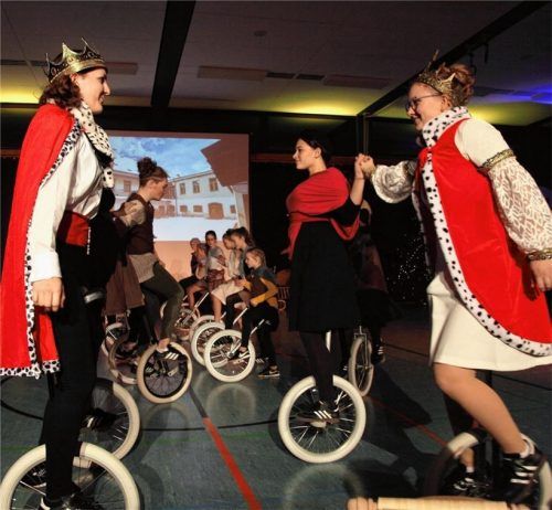 „Drei Haselnüsse für Aschenbrödel“ inszenierte das Garser Einradteam als Weihnachtskür.Fotos Münch