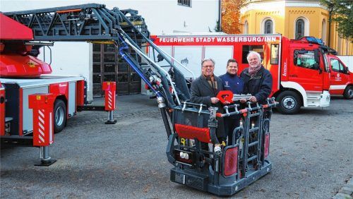 Drei Mann in einem Korb: Bürgermeister Michael Kölbl (links), sein Stellvertreter Werner Gartner (rechts) und Kommandant Georg Schmaderer. Foto weithofer