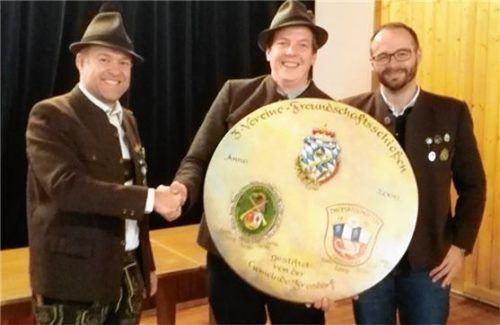 Drei Schützenmeister, eine Scheibe: (von links) Andreas Freund aus Wildenwart, Josef Staudacher aus Umrathshausen und Rupert Wörndl aus Frasdorf. Foto Hötzelsperger