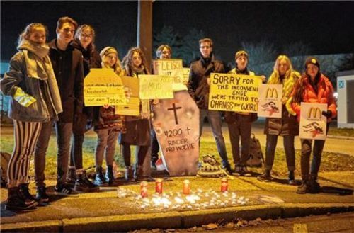 Drei Stunden hielten die Jugendlichen eine Mahnwache gegen Massentierhaltung vor dem Schlachthof ab. Foto  re