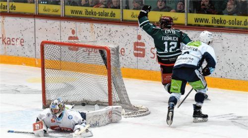 Dreimal durfte Michael Fröhlich am Wochenende über seine eigenen Tore, wie das 2:0 gegen Weiden, jubeln. Foto Ziegler