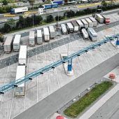 Computer sortiert Lastwagen ein