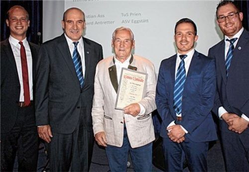 Ehrenmitglied Christian Ass (Mitte) mit (von links) Matthias Zacher, Sepp Kurzmeier, Ronny Schmidt und Christian Böckl.
