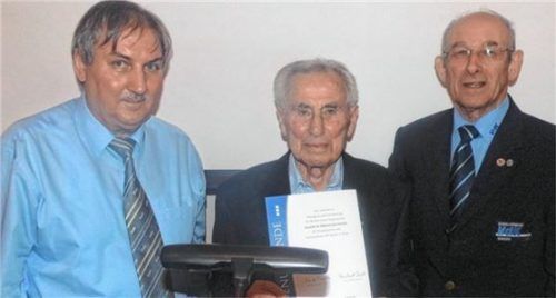 Ehrten die Mitglieder: Vorsitzender Peter Schmidberger (links) und Kreisvorsitzender Reinhard Zuck (rechts) hier mit Martin Brunnlechner.Foto fill