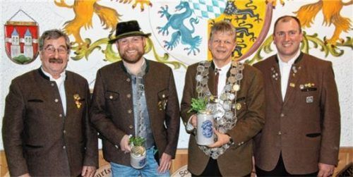 Ehrung des Gaukönigs: Erich Eisenberger, Florian Schreyer, Konrad Windshuber und Josef Rott (von links). Foto RE