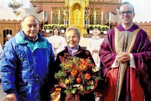 Ehrung für die Mesnerin, die seit 25 Jahren ihren Dienst am Altar verrichtet (von links): Georg Faltermeier, Resi Faltermeier und Kaplan Markus Nappert.Foto  Erfurt