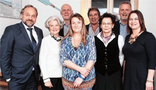 Ehrung für eine treue Mitarbeiterin und zwei Kolleginnen, die aus dem Berufsleben ausgeschieden sind. Sigrid Knothe (Ruhestand), Sandra Babl (25 Jahre Betriebszugehörigkeit) und Christa Purainer (Ruhestand) – auf dem Bild vorne von links – durften sich über anerkennende Worte von Verleger Oliver Döser und gute Wünsche von Redaktionsleiter Willi Börsch, Druckereileiter Peter Höllbauer, Verlagsleiter Stefan Reining und Redaktionsleiterin Carmen Krippl (von links) freuen.Foto reisner