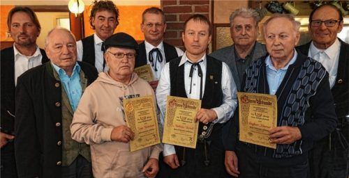 Ehrung langjähriger Mitglieder: Zweiter Vorsitzender Robert Berger (von links) Hermann Stadler, Ralf Brodschelm, Franz Westermeier, Christoph Hölzl, Matthäus Berndl, Michael Ober, Englbert Nemmer und Vorsitzender Franz Stenger.Fotos  meling