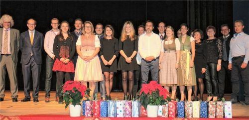 Ehrungen bei Salus: Geschäftsführer Dr. Florian Block (Zweiter von links) und Personalleiterin Gabriele Steinbach (Dritte von rechts) ehrten Mitarbeiter für zehn, 20 und 25 Jahre Betriebszugehörigkeit.Foto  Baumann