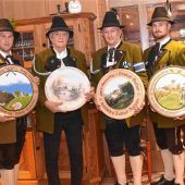 Sechs Ehrenscheiben für Gebirgsschützen