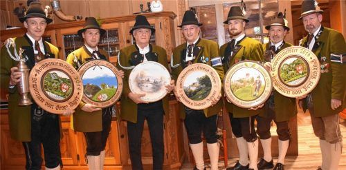 Ehrungen beim Kompanieabend der Gebirgsschützenkompanie Flintsbach. Gewinner der Ehrenscheiben (von links) Georg Mayer (Kompaniemeister bei den aktiven Schützen), Tobias Stuhlreiter (Ehrenscheibe 60. Geburtstag Sepp Lahner), Ernst Schweinsteiger (Ehrenscheibe Geburtstag Martin Reiter), Andreas Dachauer (Ehrenscheibe 80. Geburtstag Eberhard Gärtner), Christopher Kutzscher (Ehrenscheibe zum 70. Geburtstag von Ferdinand Schön), Mario Wimmer für den abwesenden Ferdinand Schön (Kompaniemeister in der Seniorenklasse) und Hauptmann Walter Wons.Foto Johann Weiss