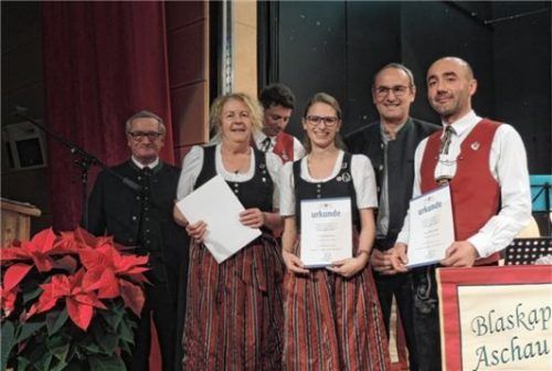 Ehrungen für aktive Musiker: Walter Steigthaler (von links), Ursula Hopf, Wolfgang Duschek, Elisabeth Pascoe, Alois Salzeder und Johannes Huber.
