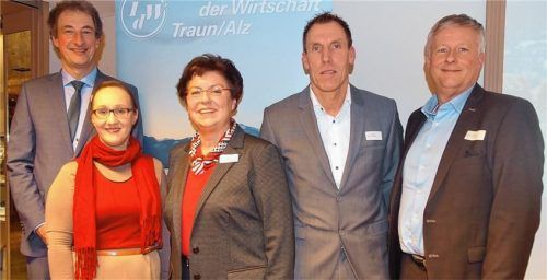 Ein Abend im Zeichen der Mobilität: Der zweite IdW-Vorsitzende Franz Obermayer, Referentin Nicole Wagner-Hanl vom Fraunhofer Institut, Gastgeberin Beatrice Kress von der Bergader Privatkäserei, Referent Rainer Schissel von der Firma BSH und IdW-Vorsitzender Stefan Neumann (von links).Foto buthke