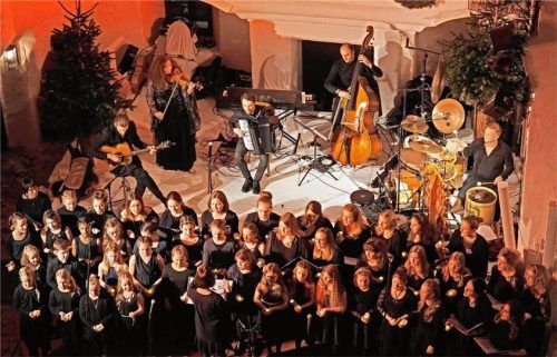 Ein Abend voller Höhepunkte auf Schloss Amerang: Stimmgewaltige Jugendchorsänger und Gast-Solisten sowie Martina Eisenreich und ihre Musikerkollegen überraschten das Publikum. Foto  Pillatzkii