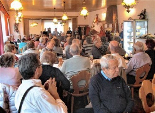 Ein abwechslungsreiches Programm und ein reichhaltiges Kuchenbuffet gab es beim Seniorentreff.