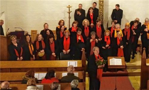 Ein Adventskonzert gaben Chor, Flötenensemble, Trio Tonale und Dirigentin Ines Gnettner (Bildmitte). Foto  Kissel