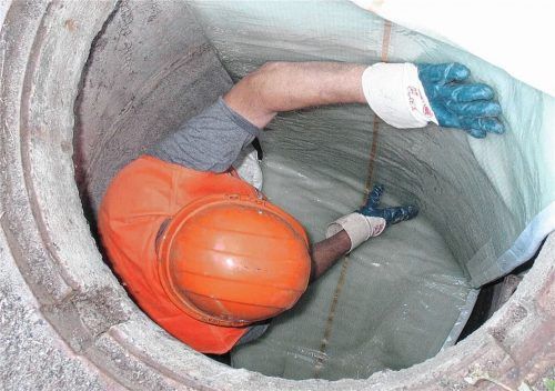 Ein Arbeiter bringt einen Schlauch ein, der eine marode Kanalwand ersetzen soll. „Schlauchlining“ geht schneller und ist günstiger, als andere Varianten der Kanalsanierung. Foto Swietelsky-Faber