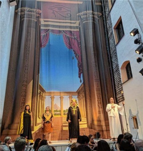 Ein besonders intimes Opernerlebnis: Verdis „Aida“ im Renaissance-Arkadenhof von Schloss Amerang berührt das Publikum hautnah.Foto  Schloss Amerang