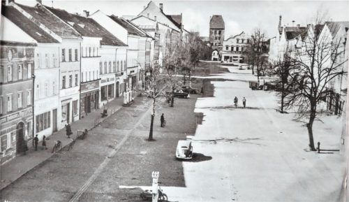 Ein Bild aus der Zeit der Stadterhebung im Jahr 1956: Dass sich nach dem Maßnahmenbeschluss des Stadtrates erneut Bürger zu Wort melden, die zwischen kleiner und großer Lösung abstimmen lassen wollen, kommt bei den Mandatsträgern nicht gut an.Foto Hubert Liebl