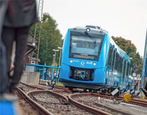 Ein Brennstoffzellenzug, der mit Strom aus Wasserstoff angetrieben wird, fährt in den Bahnhof Bremervörde in Niedersachsen ein. Die beiden bisher weltweit einzigen Wasserstoffzüge haben sich nach Einschätzung von Betreiber und Hersteller im Alltag bewährt. Nun soll Mühldorf Modellregion für Züge mit Wasserstoffantrieb werden.Foto Philipp Schulze/dpa