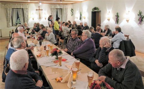 Ein Dankeschön an die ehrenamtlichen Helfer der Bruckmühler Tafel: Auf der Weihnachtsfeier zog Vorsitzende Christine Stieber positive Bilanz. Die Zahl der Bedürftigen ist erstmals rückläufig, wenn auch nur leicht. Foto  Baumann