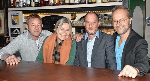 Ein echter Lieblingsort ist das „Le Pirate“ am Ludwigsplatz für (von links) die neuen Pächter Thomas Jonas und Karin Müller, aber auch für den Vorsitzenden des Kulturfördervereins Le Pirate, Thomas Frank, und den ehemaligen Pächter und Rosenheimer Lehrer Wolfgang Lentner. Nicht auf dem Bild ist Mitpächterin Angelika Steinkopff.Foto SChlecker