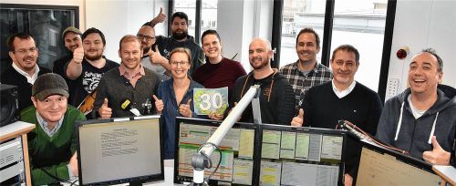 Ein eingespieltes Radio-Team: (von links vorne) Christian Baab, Robert Bär, Tobias Boeger, Anne Schuster, Katharina Koppetsch, Thorsten Kalteiss, Christoph Grabner, Geschäftsführer Bernd Stawiarski und Studioleiter Andreas Nickl sowie (von links hinten) Michael Rauh, Dominik Hein, Peter Gansinger und Patrick Wurmbach.Fotos  Schlecker/Heise
