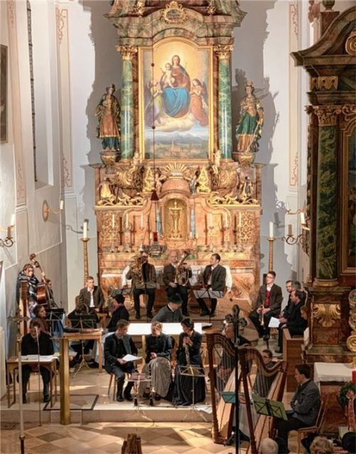 Ein festliches Adventskonzert fand in der Pfarrkirche Mariä Himmelfahrt in Schönau statt.Foto  RE