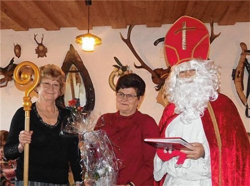 Ein Geschenk für die geehrte Seniorenbetreuerin Kathi Pichler (Mitte) hatte der Nikolaus (Sepp Balk) dabei. Hanni Egger durfte den Stab des Heiligen derweil halten. Foto unterforsthuber