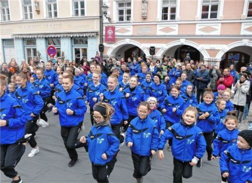 Ein großer Pulk der Nachwuchsgarden wartet auch im kommenden Fasching mit einem bunten Programm auf. Foto  BAchmaier
