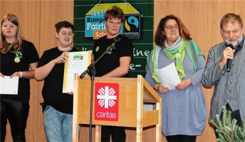Ein großer Schritt (von links): Die Schüler Jennifer Klatt, Marcel Litzlbeck, Benjamin Peter, Carina Bischke und der Leiter der Philipp-Neri-Schule, Matthias Bogenberger, sind stolz auf die Fairtrade-Urkunde.Foto Schroeder