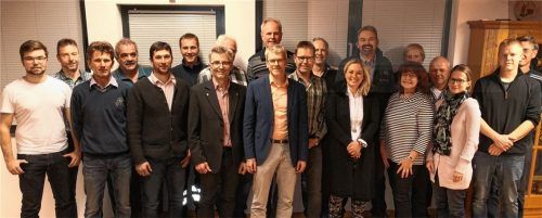 Ein großer Teil der Kandidaten, mit denen die Freien Wähler Feldolling zu den Kommunalwahlen antreten. Foto  re