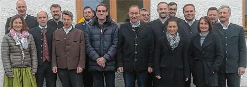 Ein Großteil der Kandidaten, die sich auf der Ortsliste „Wählergemeinschaft Hohenthann und Umgebung“ für ein Gemeinderatsmandat bewerben. Foto Lösch