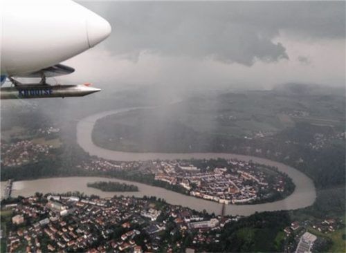 Ein Hagelflieger über Wasserburg.Foto re