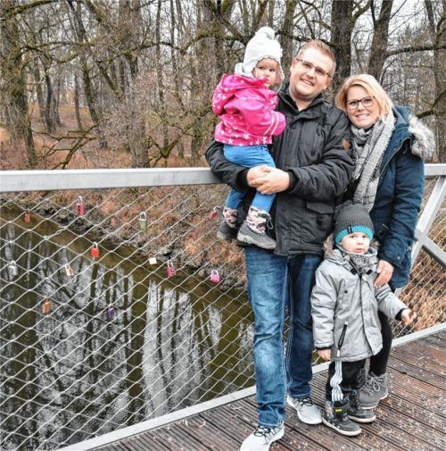 Ein letztes Mal: Marina und Patrick Sarnecki sowie ihre beiden Kinder Raphael und Chiara besuchen ihr Liebesschloss im Mangfallpark. Foto Schlecker