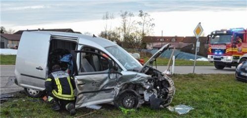 Ein Mitglied der Feuerwehr bei einem der Unfallfahrzeuge. Foto Barth