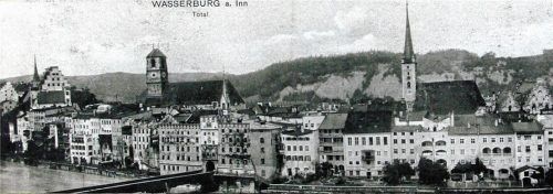 Ein Panorama der Altstadt aus dem Stadtarchiv zeigt die Stadt Wasserburg um 1908. Es stammt aus dem Album von Josef Kirmayer.Fotos stammen aus dem stadtarchiv