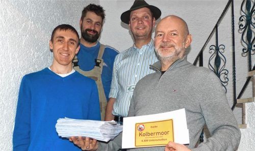 Ein Papier-Paket mit hunderten Unterschriften von Bürgern, die sich gegen die Planungen des Brenner-Nordzulaufs einsetzen, hat der Vorstand der BINordzulauf Kolbermoor jetzt nach Berlin geschickt (von links): Dominik Prikril, Maximilian Schlarb, Christian Staudinger und Ralf Exler. Foto re