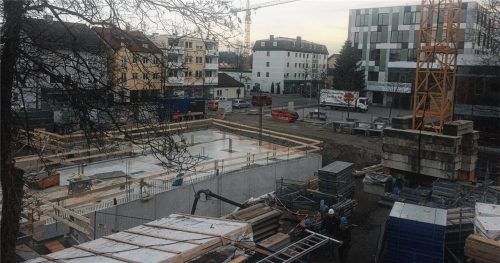 Blick vom Parkhaus im Dezember 2019 auf das Wohn- und Geschäftshaus.