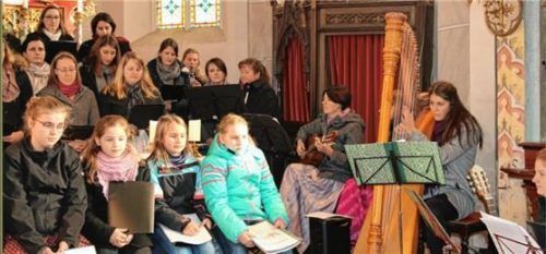 Ein wunderbares Adventskonzert gestalteten 70 Mitwirkende in Kirchdorf.Foto  RE