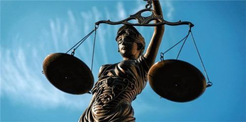 Eine 95-Jährige aus Aschau zeigte ihre Mitbewohnerin an, weil diese angeblich eine Kühlbox gestohlen haben soll.Foto .RED